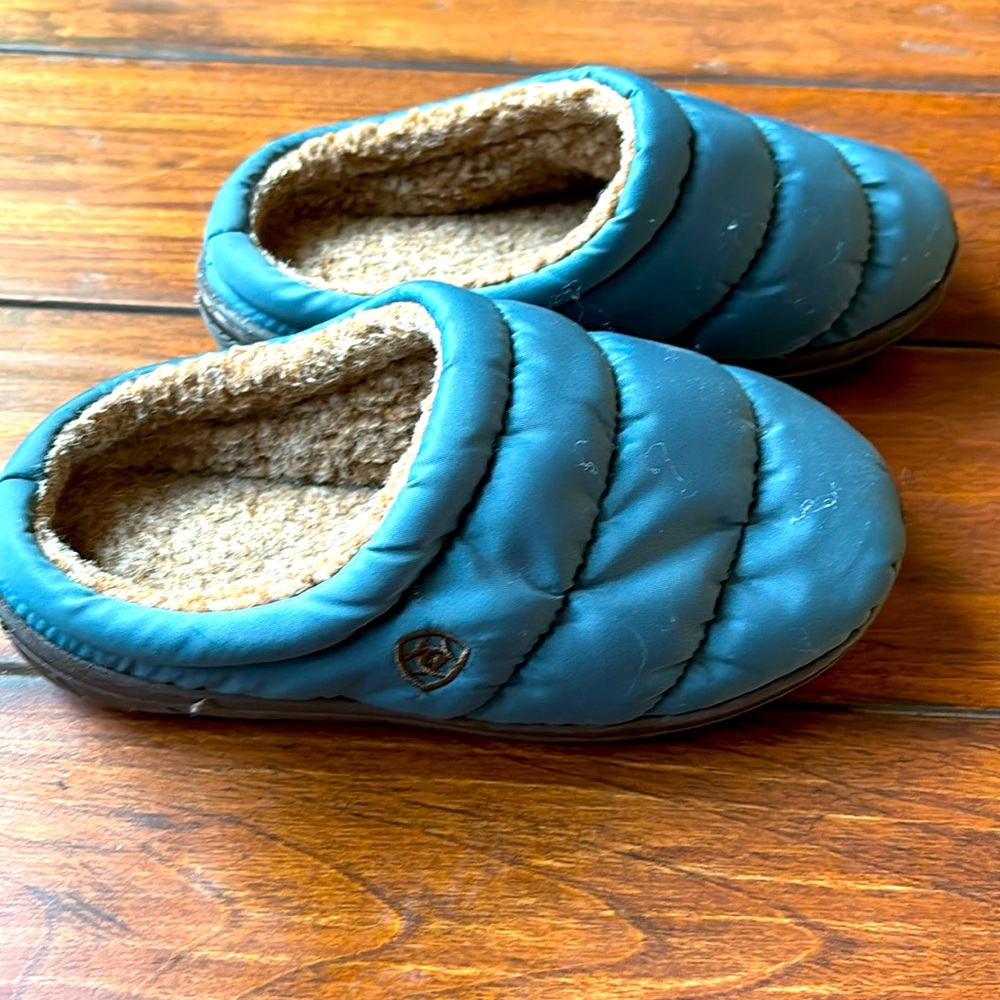 Boys size small Ariat slippers